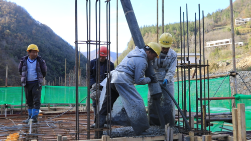 大湖溪舍(BBQ)子项目施工现场施工人员正进行浇筑作业,拍摄者:屈光波 大湖溪舍(BBQ)子项目施工现场施工人员正进行浇筑作业,拍摄者:屈光波