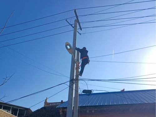 工作人员检修路灯