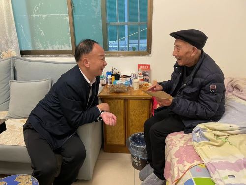 走访慰问高龄老人