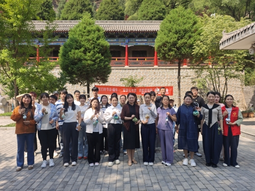 5月29日上午,在端午佳节来临之际,陕煤地质一九四公司与铜川市印台区图书馆在古朴幽静的孟姜女祠内,共同举办粽香沁书页 诗韵话端阳读书分享会。1田笑宁 5月29日上午,在端午佳节来临之际,陕煤地质一九四公司与铜川市印台区图书馆在古朴幽静的孟姜女祠内,共同举办粽香沁书页 诗韵话端阳读书分享会。1田笑宁