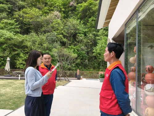 5月29日，国网镇坪县供电公司服务队深入企业开展端午用电大走访 （刘坤 拍摄）