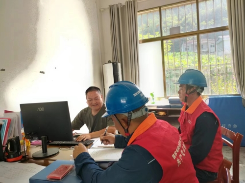 5月29日，国网镇坪县供电公司服务队深入企业开展端午用电大走访 （刘坤 拍摄）1