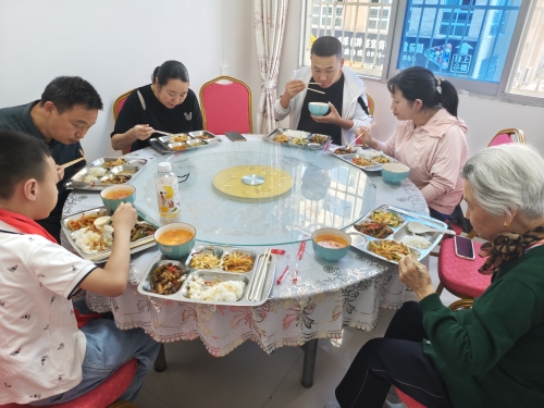 陈中娥老人和年轻人一起用餐