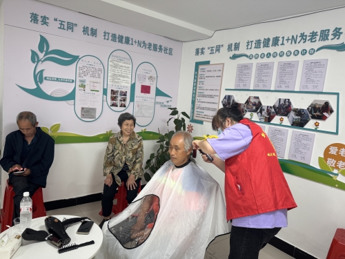 6月18日，应家坪社区新时代文明实践站里，“爱心义剪送清凉，贴心服务暖人心”活动正在进行