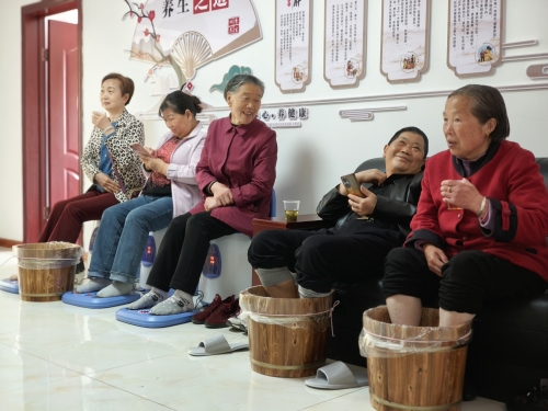 在竹溪河社区银龄康养服务中心，老人们正在体验泡脚等服务