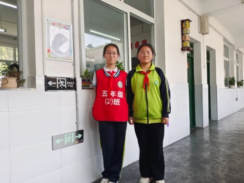 城关小学五年级（2）班的师晨曦和卢欣冉