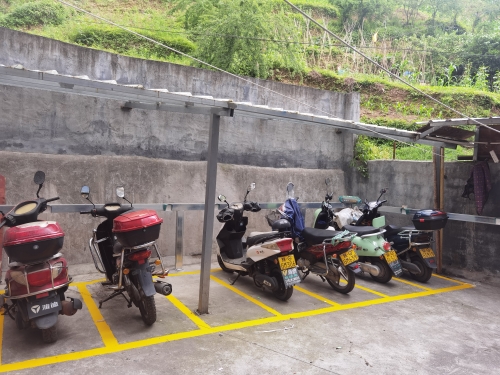 焕然一新的充电桩和停车位