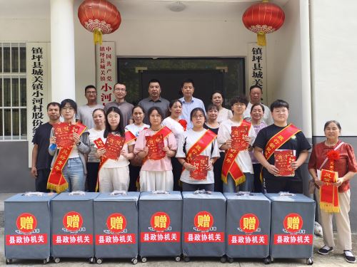 8月14日,小河村村委会内,一场由黎定亮资助的集体升学正在举行 8月14日,小河村村委会内,一场由黎定亮资助的集体升学正在举行