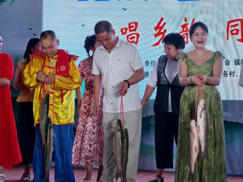 优秀奖的奖品别出心裁，选用本地鲜鱼