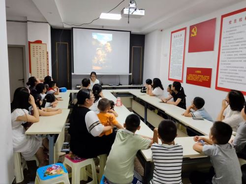 观看红色电影片段《英雄王二小》