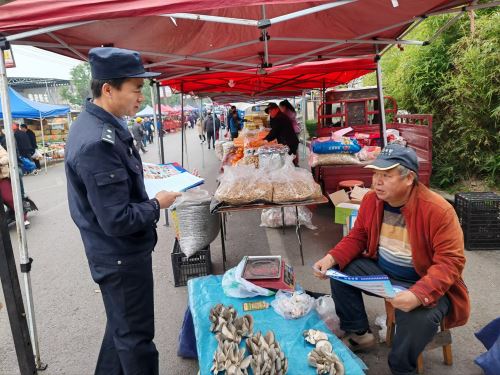 韩城公安西庄派出所：集市警务暖民心 巡逻宣传惠民生