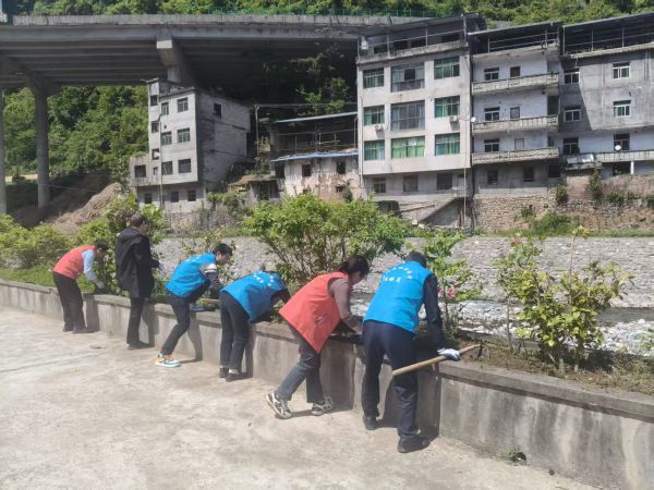紫阳县麻柳镇堰碥村：人居环境大整治 干干净净迎“五一”