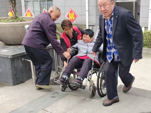 紫云南郡社区网格员李燕莉工作照
