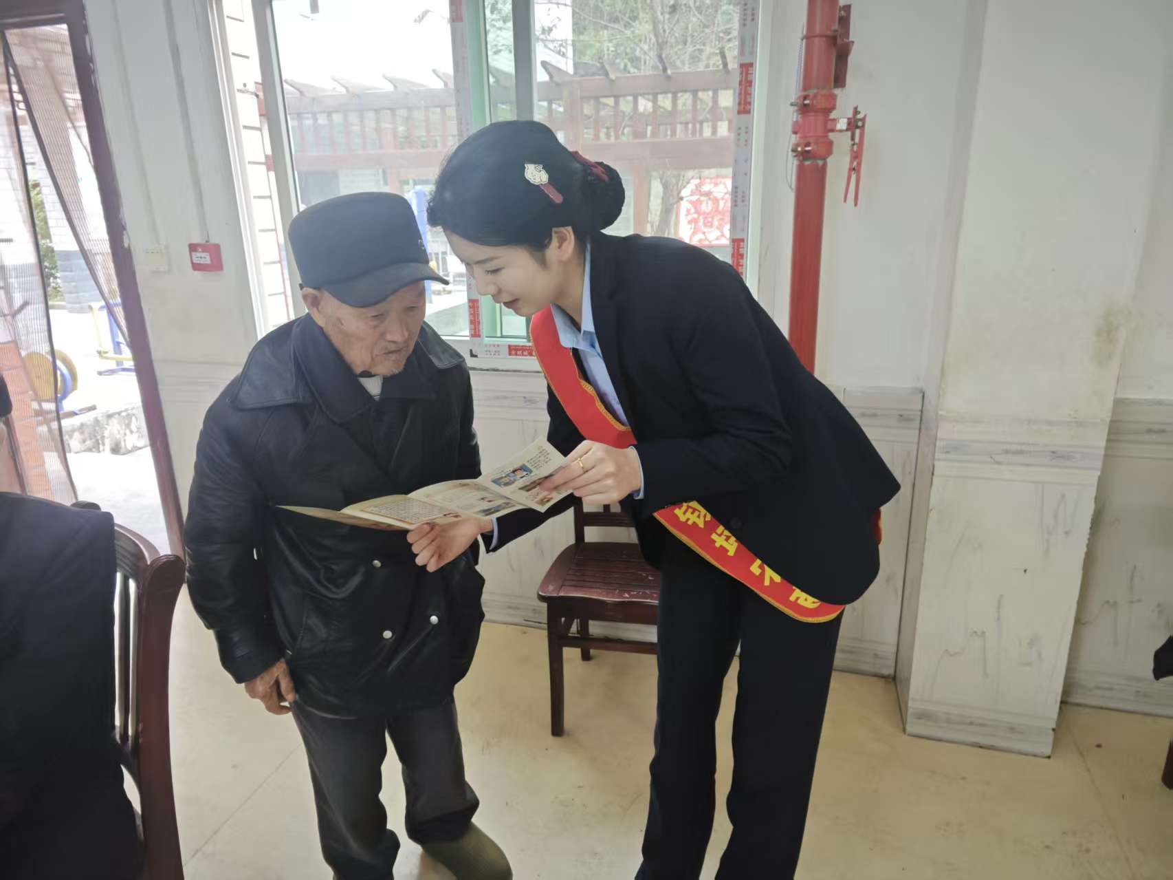 暖心上门办实事 金融服务零距离 ——镇坪农商银行曾家支行打通便民服务“最后一米”