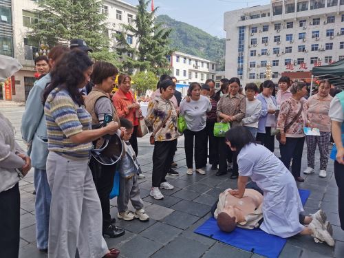 急救技能学上手 防病知识入心头——镇坪县健康科普活动走进群众身边