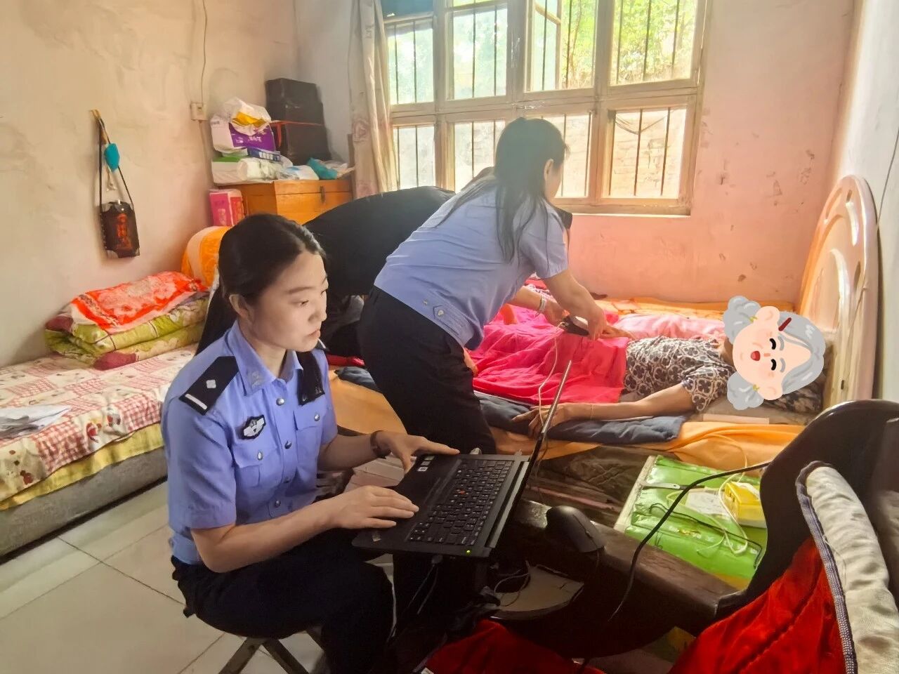 潼关公安：窗口前移暖民心 上门办证解民忧