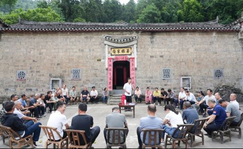 宣讲进古祠 家风沁人心——平利县兴隆镇开展“传承文明家风 共建德善兴隆”主题宣讲活动