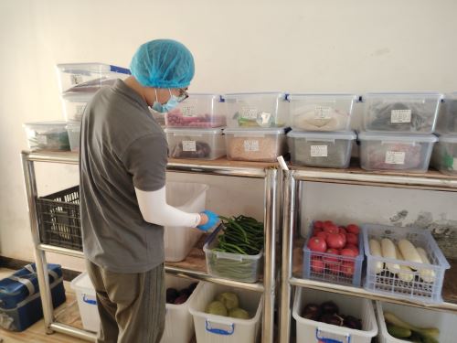检测机构人员针对食品安全进行抽检