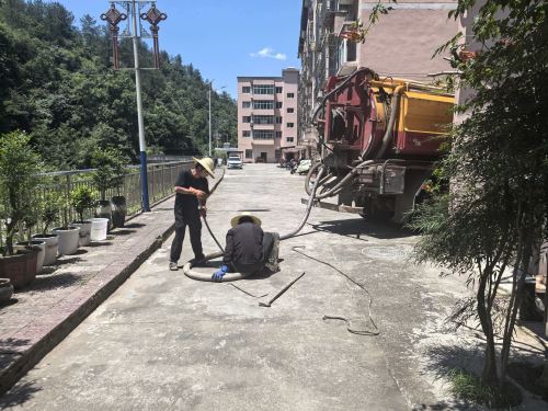 疏通地下管网、清理化粪池