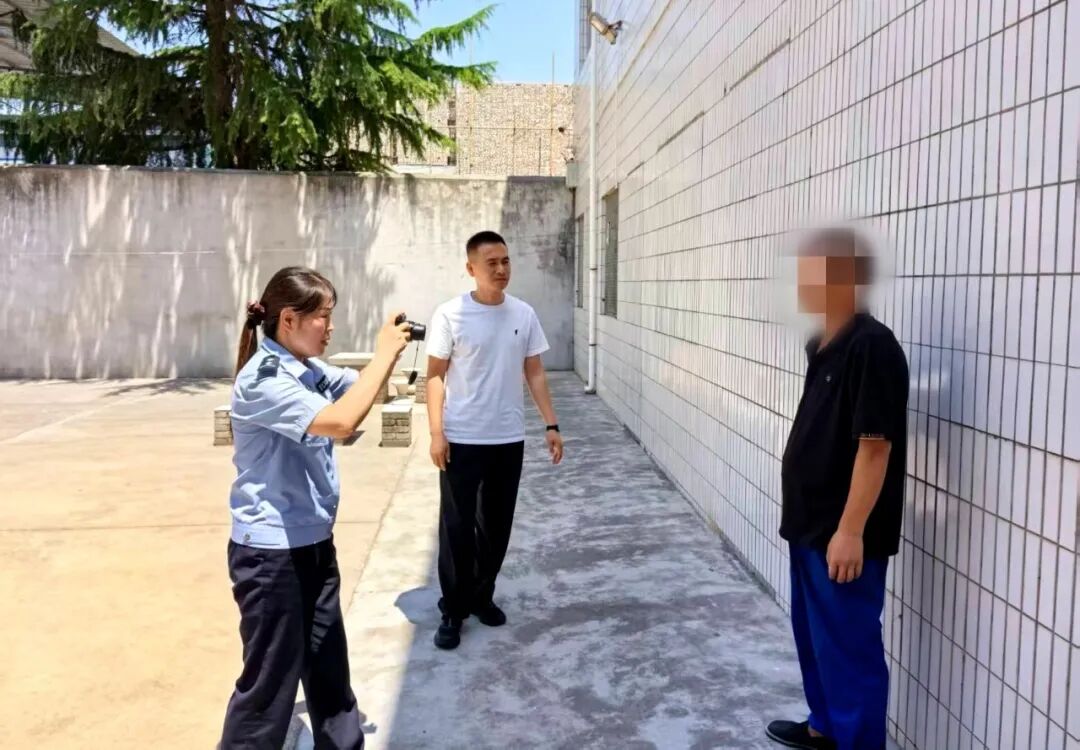乾县公安:暖心服务零距离 上门办证暖民心