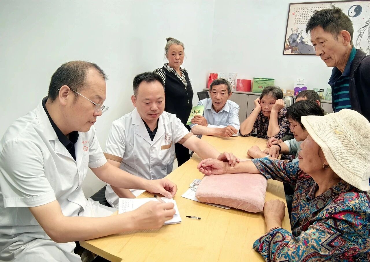 支部共建聚合力  岐黄薪火暖乡村——镇坪县中医院赴马镇村开展义诊帮扶活动