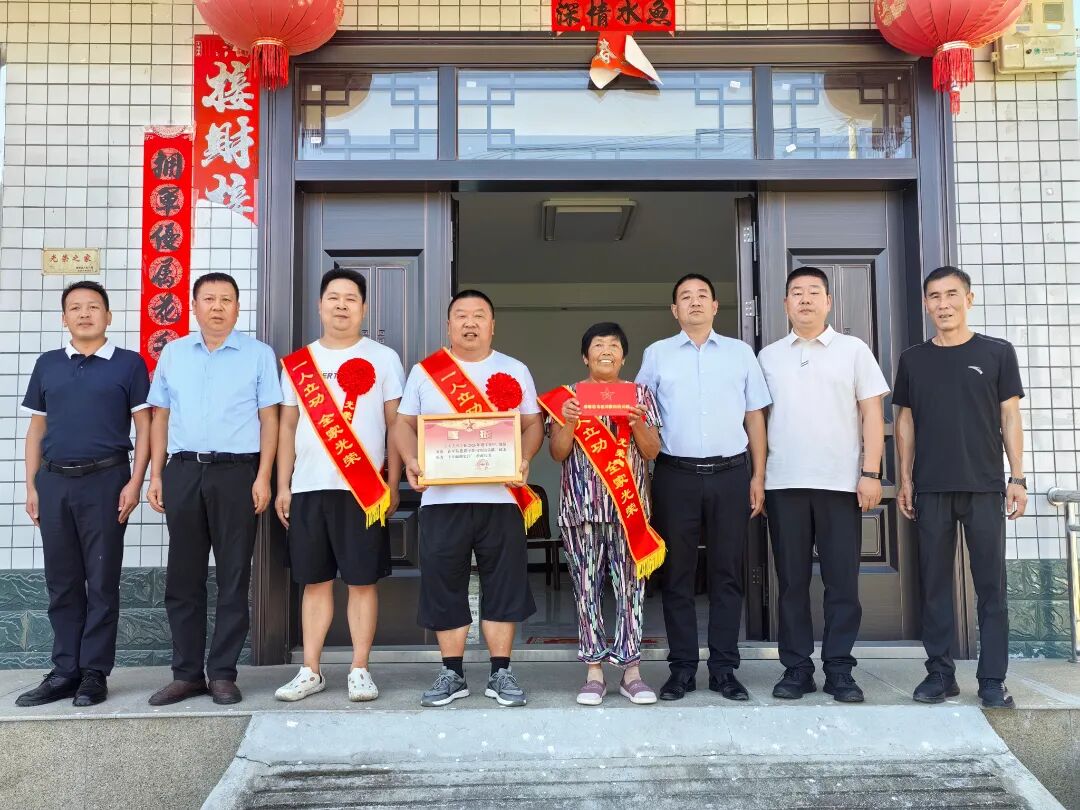 喜报送到家 荣光耀乡邻——汉滨区五里镇为荣立二级表彰军人王文亮家庭送喜报