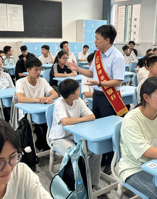 金融知识进校园 护航青春助成长 ——镇坪农商银行车站分理处开展开学季金融知识宣传活动