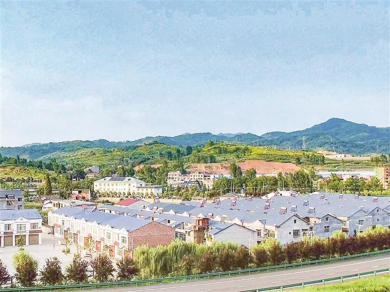 陕西汉阴县城关镇：景美业兴乡风淳