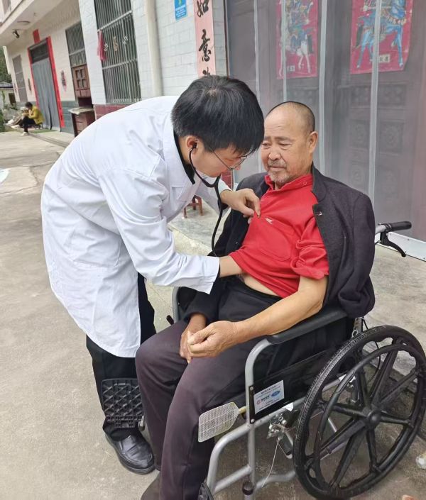 敬老月里送健康 上门服务暖夕阳——柞水县小岭镇中心卫生院把健康服务送到家   