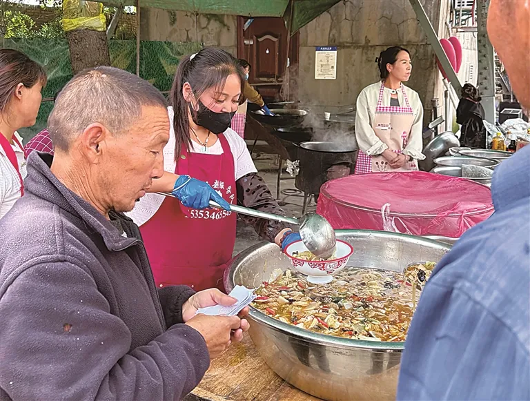 永寿县监军街道：义诊送健康 午餐暖人心