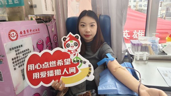 党建引领聚微光，白衣执甲献热血